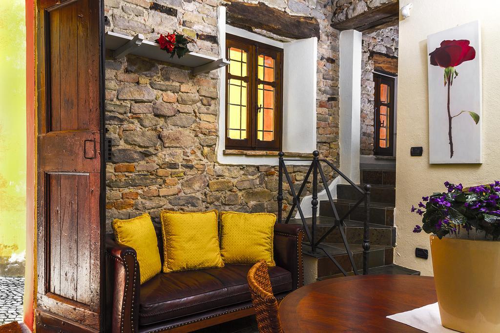 Dimora I Manichei Hotell Monforte dʼAlba Exteriör bild
