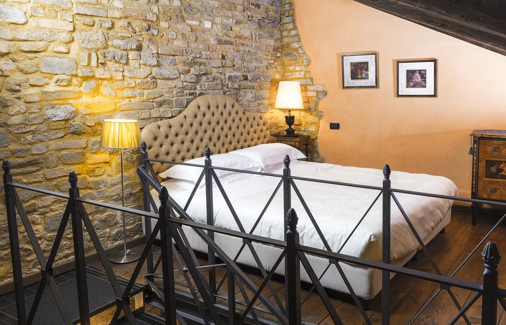 Dimora I Manichei Hotell Monforte dʼAlba Exteriör bild